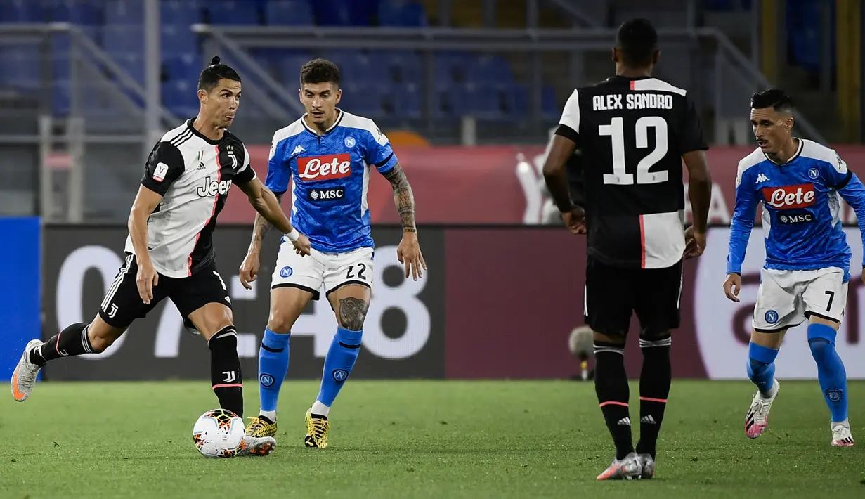 Pemain Juventus Cristiano Ronaldo (kiri) mencoba melewati pemain Napoli Giovanni Di Lorenzo (kedua kiri) pada final Coppa Italia di Olympic Stadium, Roma, Italia, Rabu (17/6/2020). Napoli menjadi juara Coppa Italia 2019-2020 setelah mengalahkan Juventus lewat adu penalti. (Filippo MONTEFORTE/AFP)