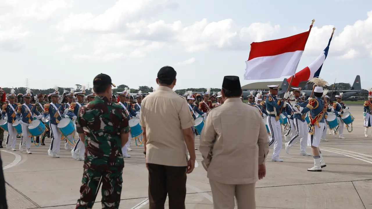 Presiden Prabowo Subianto didampingi Menteri Pertahanan Sjafrie Sjamsoeddin mengecek kesiapan kontingen Indonesia yang akan mengikuti defile atau parade militer pada acara Bastille Day di Prancis pada 14 Juli 2024.