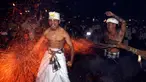 Seorang pria Bali dipukul dengan daun kelapa yang menyala saat ritual Lukat Gni di Klungkung, Bali (16/3). Tradisi lukat gni ini berasal dari dua kata yakni ‘lukat’ dan ‘gni’, malukat atau pembersihan, gni artinya api. (AP Photo / Firdia Lisnawati)