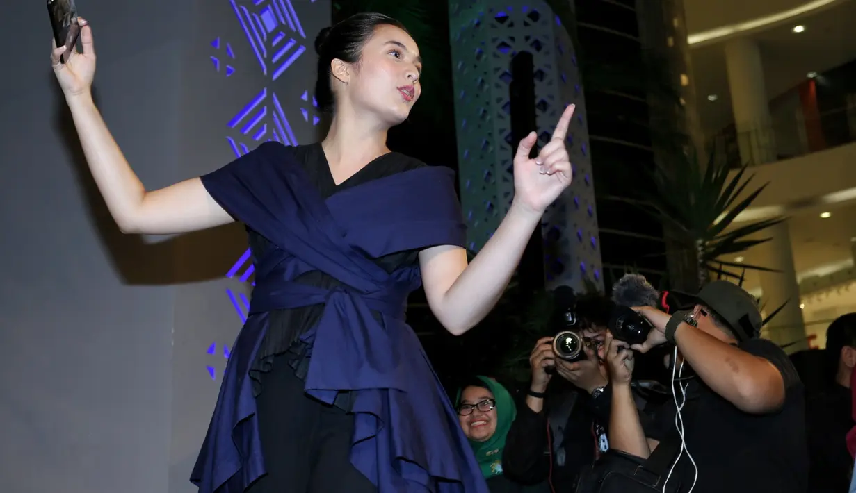 "Menarik banget karena aku belum pernah mengikuti karantina, terutama buat film. Dan itu luar biasa banget karena aku belajar bahagimana caranya jadi si karakter," lanjutnya. (Adrian Putra/Bintang.com)