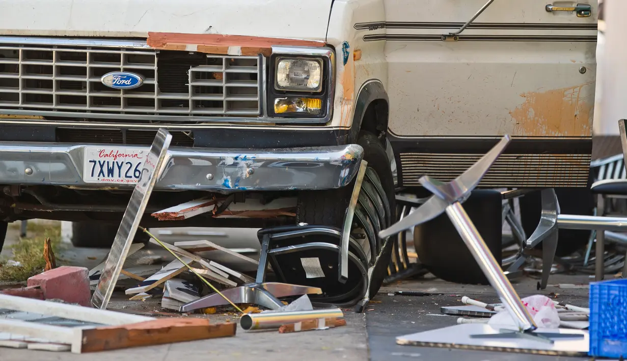 Meja dan kursi yang rusak setelah mobil van menabrak kerumunan orang di depan sebuah restoran di Los Angeles, Minggu (30/7).  Kepolisian setempat menyatakan, insiden itu tampaknya murni kecelakaan, bukan disengaja. (AP Photo/Damian Dovarganes)