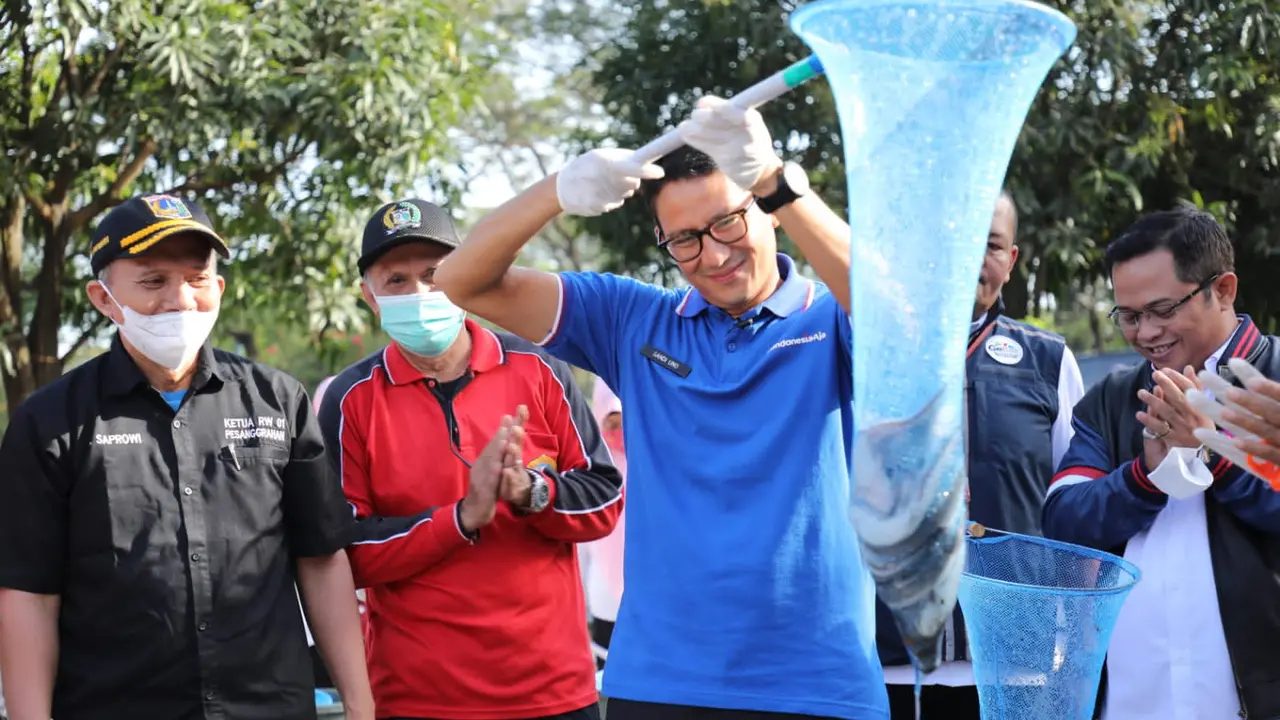 Menteri Pariwisata dan Ekonomi Kreatif (Menparekraf) Sandiaga Uno memanen ratusan kilo ikan lele bersama warga RW01 Kelurahan Pesanggrahan, Jakarta Selatan. (Istimewa)