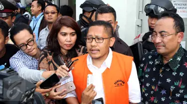 Terpidana kasus korupsi hambalang Anas Urbaningrum meninggalkan rutan KPK di Jakarta, Rabu (17/6/2015). Mantan Ketum Partai Demokrat itu dipindahkan penahanannya ke Lapas Sukamiskin, Bandung, Jawa Barat. (Liputan6.com/Helmi Afandi)