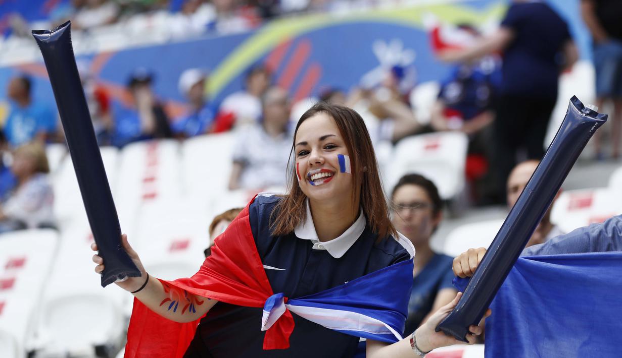 Fans Prancis terlihat antusias memberikan dukungan kepada timnya saat melawan Rep.Irlandia pada babak 16 besar Piala Eropa 2016 di Stade de Lyon, Lyon, Prancis,(26/6/2016). (REUTERS/Jason Cairnduff)