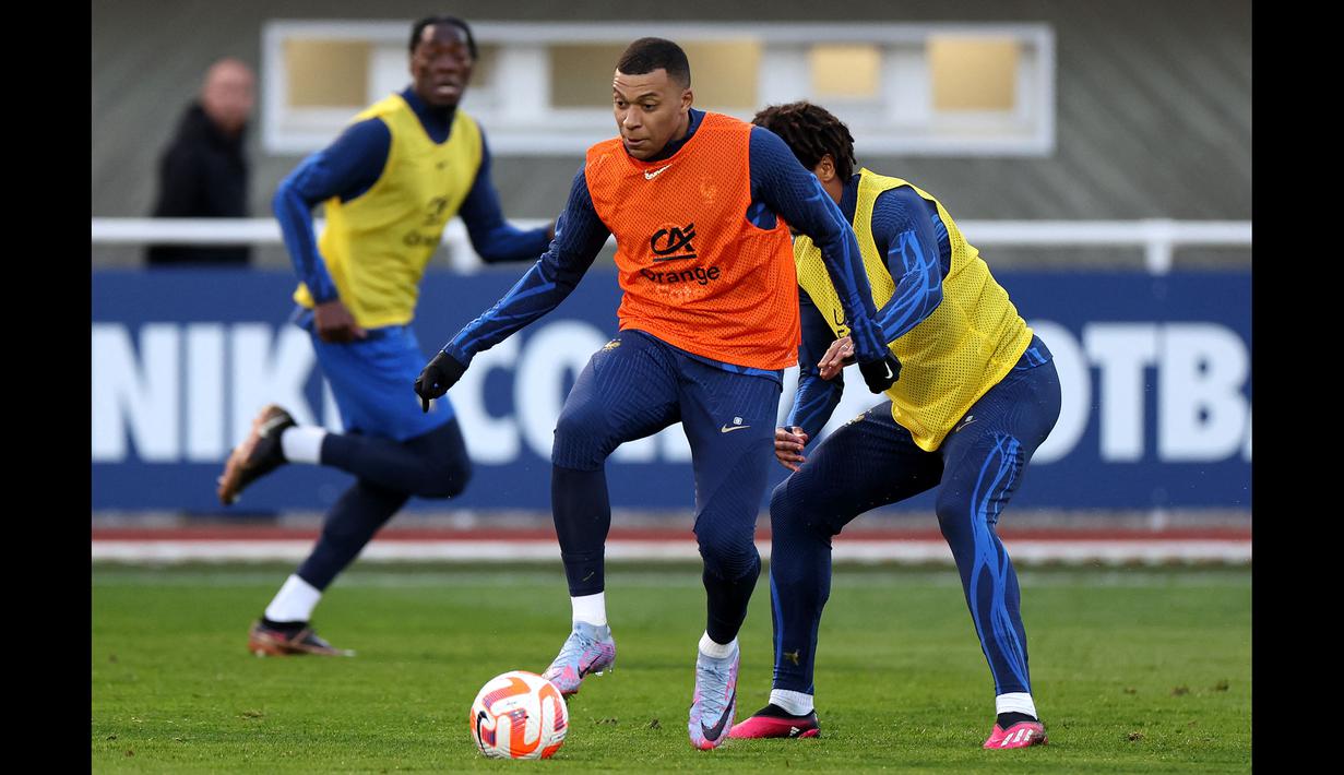 Pemain Timnas Prancis, Kylian Mbappe saat berlatih menjelang Kualifikasi Euro 2024 di Clairefontaine-en-Yvelines pada 21 Maret 2023. Mbappe akan memulai debut sebagai kapten Les Bleus pada 25 Maret 2023 saat melawan Belanda. (AFP/Franck Fife)