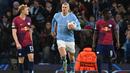 Erling Haaland yang kini tengah menjalani musim kedua bersama Manchester City total mencetak 5 gol dan 1 assist dari 5 laga. Ia absen akibat cedera pada matchday keenam Grup G saat Manchester City menang 3-2 atas Red Star Belgrade (13/12/2023). Manchester City yang mengoleksi total 18 poin hasil sapu bersih 6 kemenangan lolos ke babak 16 besar sebagai juara Grup G mendampingi sang runner-up, RB Leipzig yang mengoleksi 12 poin. (AFP/Paul Ellis)