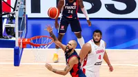 Aksi pemain Prancis dan Lebanon dalam laga babak grup Piala Dunia FIBA 2023 di Indonesia Arena, Selasa (29/8/2023) petang WIB. (Bola.com/Bagaskara Lazuardi)