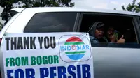 Pendukung Persib Bandung dari Bogor yang ingin menyaksikan laga Persib melawan Mitra Kukar di Stadion Si Jalak Harupat, Soreang, terjebak kemacetan di Tol Kopo, Sabtu (10/10/2015) siang. (Liputan6.com/Antonius Hermanto)