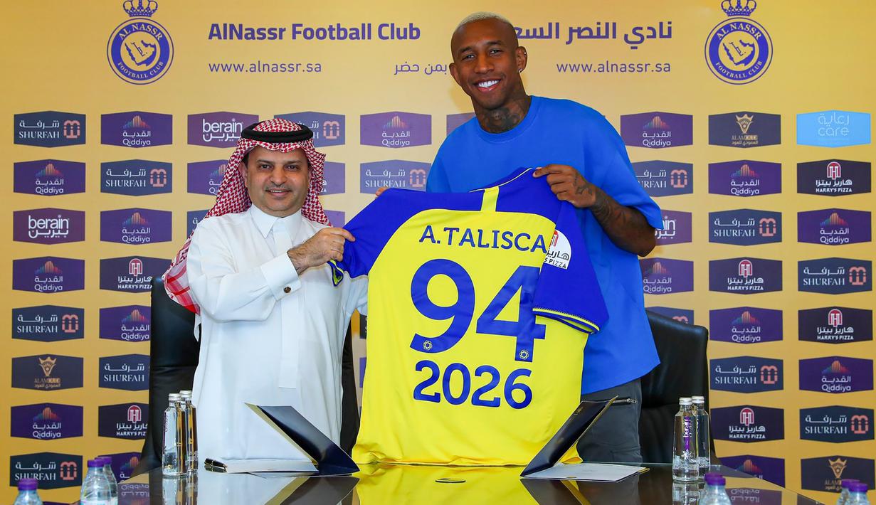 Talisca. Gelandang serang asal Brasil berusia 29 tahun yang telah membela Al-Nassr FC sejak awal musim 2021/2022 ini total telah mencetak 16 gol dan 1 assist dari 17 laga di Saudi Pro League 2022/2023 dan sementara membawa Al-Nassr FC menduduki posisi ke-2 klasemen sementara. Ia baru saja memperpanjang kontrak dengan Al-Nassr FC hingga 30 Juni 2026. (twitter.com/AlNassrFC)