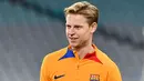 Nama terakhir yang dikabarkan menolak Tawaran bergabung dengan Manchester United adalah Frenkie de Jong. Pemain asal Belanda ini menegaskan keinginannya tetap di Barcelona. (AFP/Saeed Ekhan)
