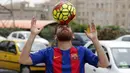 Reza Parastesh, seorang warga Iran yang memiliki wajah mirip Lionel Messi melakukan juggling di jalanan Tehran, Iran, Senin (8/5/2017). (AFP/Atta Kenare)