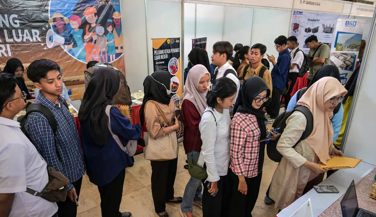 Event yang digelar di Gedung Balai Pemuda pada Selasa 7 April 2026 ini menawarkan lebih dari 1.000 lowongan pekerjaan. Tampak dalam foto, para pencari kerja mengantre untuk mendaftar di salah satu event bursa kerja, Surabaya, Jawa Timur pada Selasa 7 April 2026. (JUNI KRISWANTO/AFP)