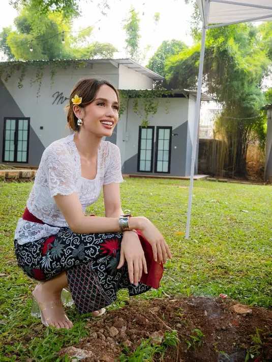 Cinta Laura lengkapi busananya dengan clear heels beserta gelang dan anting silver yang mencolok [@claurakiehl]