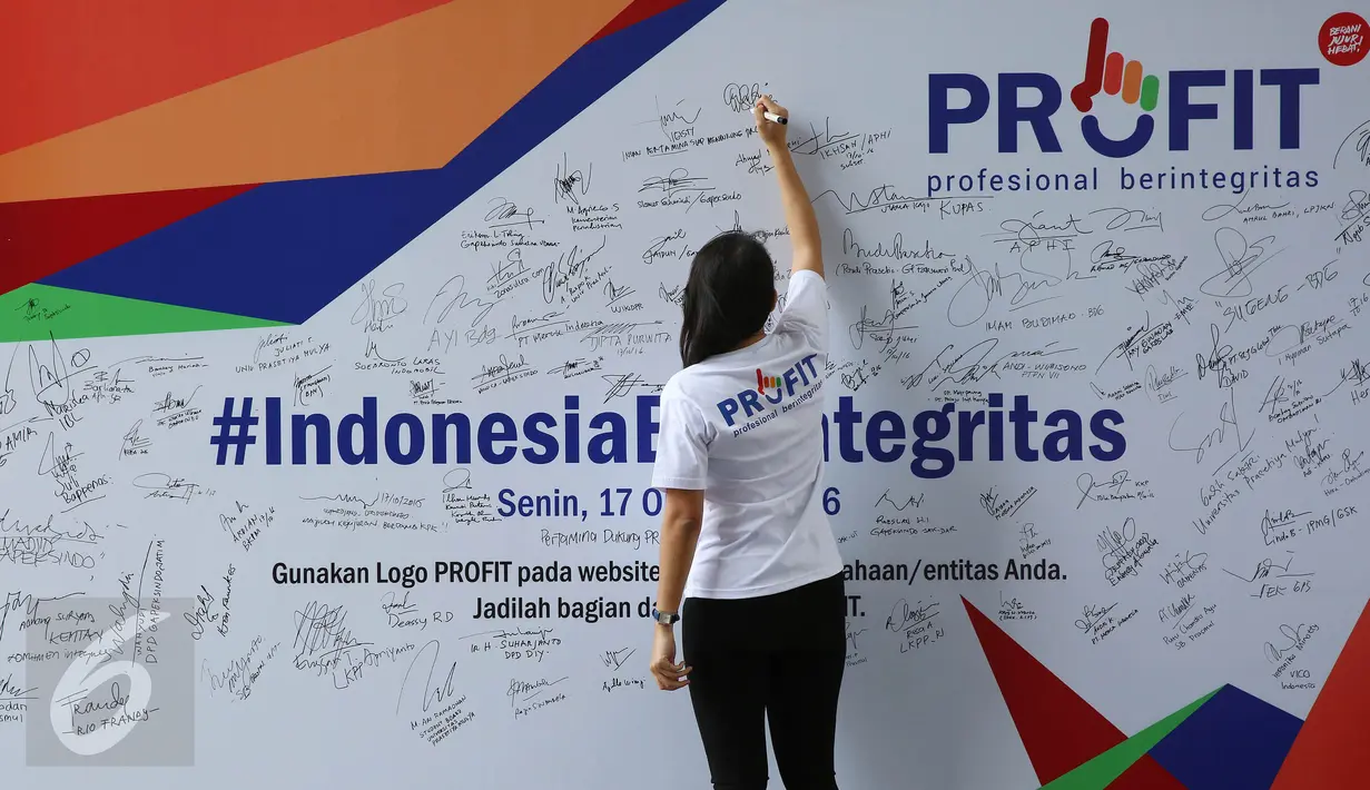 Pengunjung membubuhkan tanda tangan bentuk dukungan saat peluncuran logo PROFIT di Gedung baru KPK, Jakarta, Senin (17/10). PROFIT merupakan dukungan pengusaha swasta di dunia usaha untuk bekerjasama dengan KPK melawan korupsi. (Liputan6.com/JohanTallo)