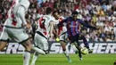 Pemain Barcelona, Alejandro Balde, mengontrol bola saat melawan Rayo Vallecano pada laga Liga Spanyol di Stadion Vallecas, Kamis (27/04/2023). Barcelonak takluk dengan skor 1-2. (AP Photo/Pablo Garcia)