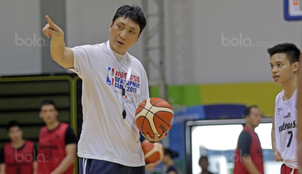Pelatih Timnas Basket Indonesia, Fiktor Roring memberikan arahan pada sesi latihan jelang test event Asian Games 2018 di Hall A Senayan, Jakarta, Rabu (7/2/2018). Test Event ini berlangsung pada 8-12 February 2018. (Bola.com/Nicklas Hanoatubun)