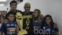 Striker Arema FC, Cristian Gonzales, bersama istri dan anak-anaknya merayakan keberhasilan meraih gelar Piala Presiden 2017 di Stadion Pakansari, Jawa Barat, Minggu (12/3/2017). (Bola.com/Vitalis Yogi Trisna)