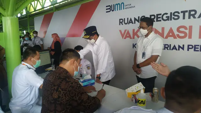 Menteri Perhubungan Budi Karya Sumadi meninjau pelaksanaan vaksinasi untuk petugas layanan transportasi di Stasiun Gambir, Jakarta, Jumat (19/3/2021)