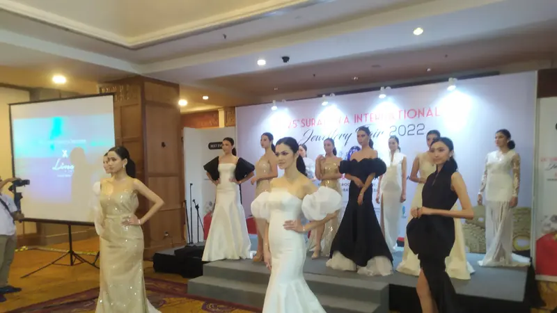 Sejumlah model tampil pada pameran perhiasan bertajuk Surabaya Internasional Jewellery Fair 2022. (Dian Kurniawan/Liputan6.com)