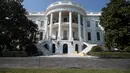 Renovasi tangga di teras Portico Selatan Gedung Putih, Washington yang baru saja rampung, Selasa (22/8). Renovasi interior dan eksterior rumah dinas Presiden AS Donald Trump itu memakan biaya hingga Rp 45 miliar. (AP Photo/Carolyn Kaster)
