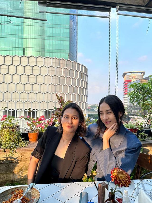 7 Potret Kompak Raihaanun dan Anya Geraldine, Adu Akting di Layangan Putus The Movie