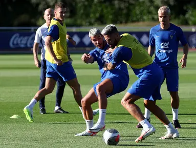 Bek Prancis Theo Hernandez (kiri) berebut bola dengan penyerang Prancis Olivier Giroud selama sesi latihan sebagai bagian dari persiapan timnas untuk pertandingan Kualifikasi Euro 2024 mendatang di Clairefontaine-en-Yvelines, Senin (4/9/2023). (FRANCK FIFE / AFP)