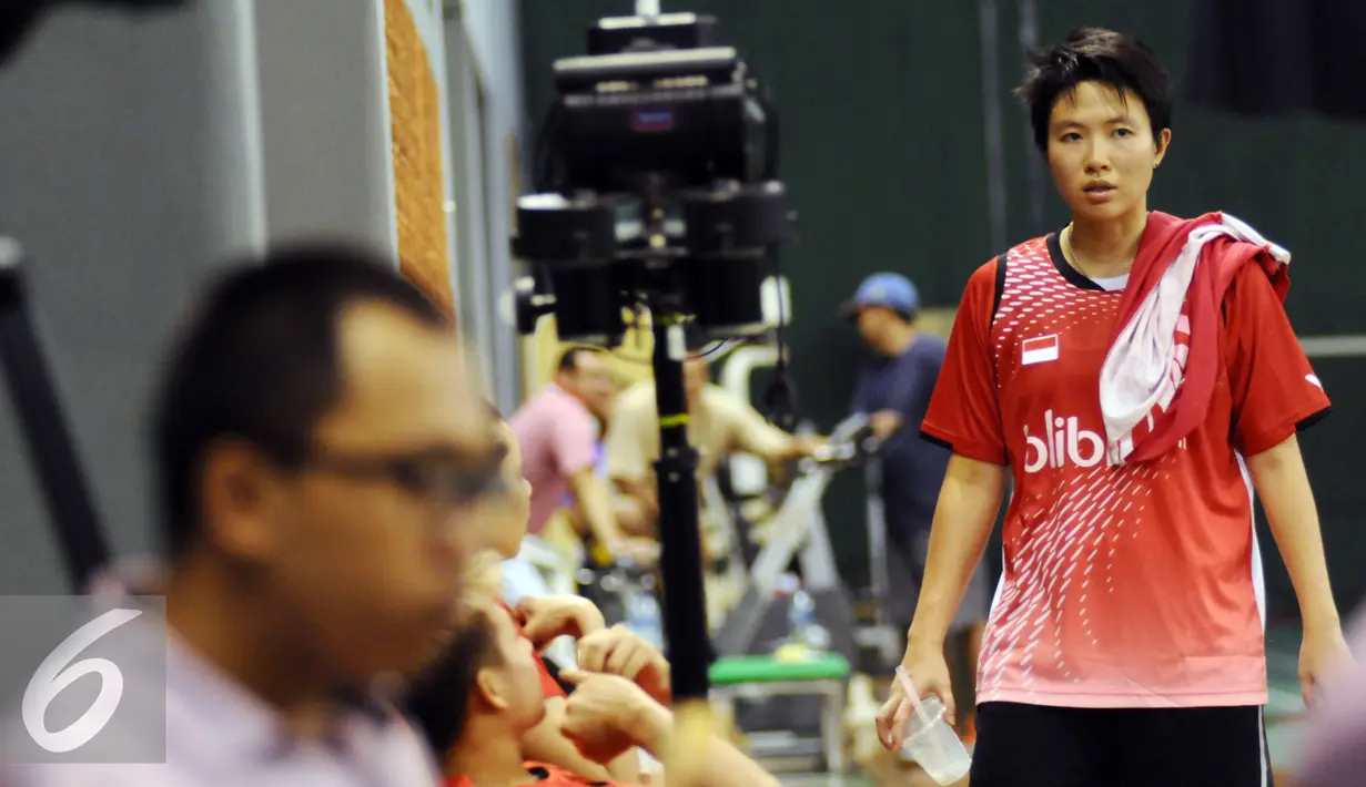 Pebulutangkis ganda campuran Indonesia, Liliyana Natsir saat berlatih di pelatnas PBSI, Cipayung, Jakarta, Rabu (13/1/2016). Pebulutangkis Indonesia melakukan pematangan program latihan jelang Olimpiade 2016. (Liputan6.com/Helmi Fithriansyah)