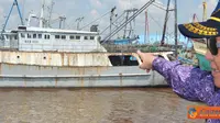 Citizen6, Kalbar: MKP Sharif C Sutardjo meninjau kapal ilegal nelayan Vietnam yang ditahan didermaga Stasiun PSDKP Sungai Rengas Pontianak. (Pengirim: Efrimal Bahri)