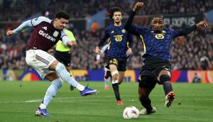 Bek Brasil Lille #04, Alexsandro (kanan), memblokir tembakan dari bek Inggris Aston Villa #19 Jadon Sancho selama pertandingan leg kedua babak 16 besar Liga Europa UEFA antara Aston Villa dan Lille LOSC di Villa Park di Birmingham, Inggris tengah pada 19 Maret 2026. (Darren Staples/AFP)