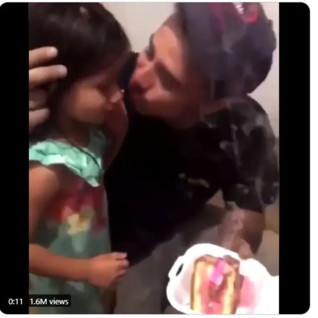 Gadis Kecil Menangis Haru Diberi Sepotong Kue Ultah oleh Ayahnya