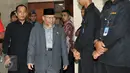 Ketua MKD, Surahman Hidayat keluar dari ruang sidang jelang putusan kasus pelanggaran kode etik di Senayan, Jakarta, Rabu (16/12/2015). Sidang MKD beragenda putusan kasus Pelanggaran Etik Ketua DPR Setya Novanto. (Liputan6.com/Johan Tallo) 