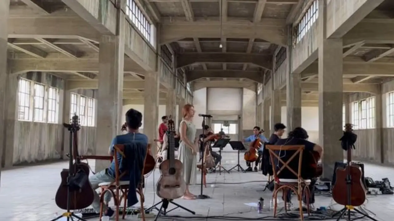 Momen magis nadin amizah latihan di bangunan using. (credit:instagram.com/cakecaine/salmaastia)