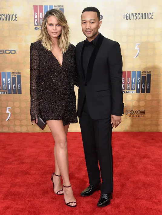 “John mengatakan dia (Chrissy) sangat cantik dan seksi dan John tahu ada kecelakaan kecil ketika angin menghempaskan gaunnya,” ucap sumber. (AFP/Bintang.com)