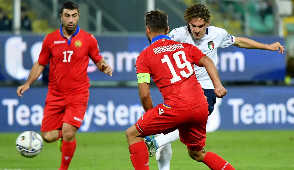 Gelandang Italia, Nicolo Zaniolo, berusaha membobol gawang Armenia pada laga Kualifikasi Piala Eropa 2020 di Stadion Renzo Barbera, Palermo, Senin (18/11). Italia menang 9-1 atas Armenia. (AFP/Andreas Solaro)