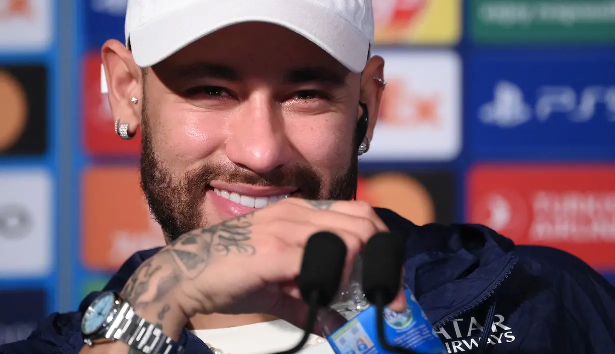 Striker PSG, Neymar memberi keterangan saat jumpa pers di Parc des Princes Stadium, Paris (13/2/2023) menjelang laga leg pertama babak 16 besar Liga Champions menghadapi Bayern Munchen. Bagi Neymar perselisihan adalah sesuatu yang normal dalam sebuah tim. Namun ia menyayangkan jika perselisihan dalam sebuah tim harus tersebar luas untuk konsumsi publik. (AFP/Franck Fife)