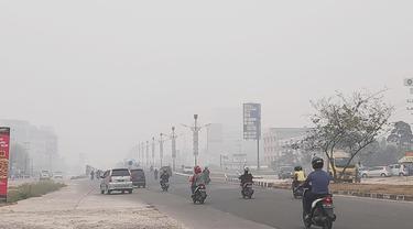 Jarak pandang di Pekanbaru kian terbatas karena kabut asap hasil Karhutla di berbabagi wilayah Riau.