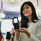 Model memegang Hape Online - 4G Smart Feature Phone. (Liputan6.com/ Mochamad Wahyu Hidayat)