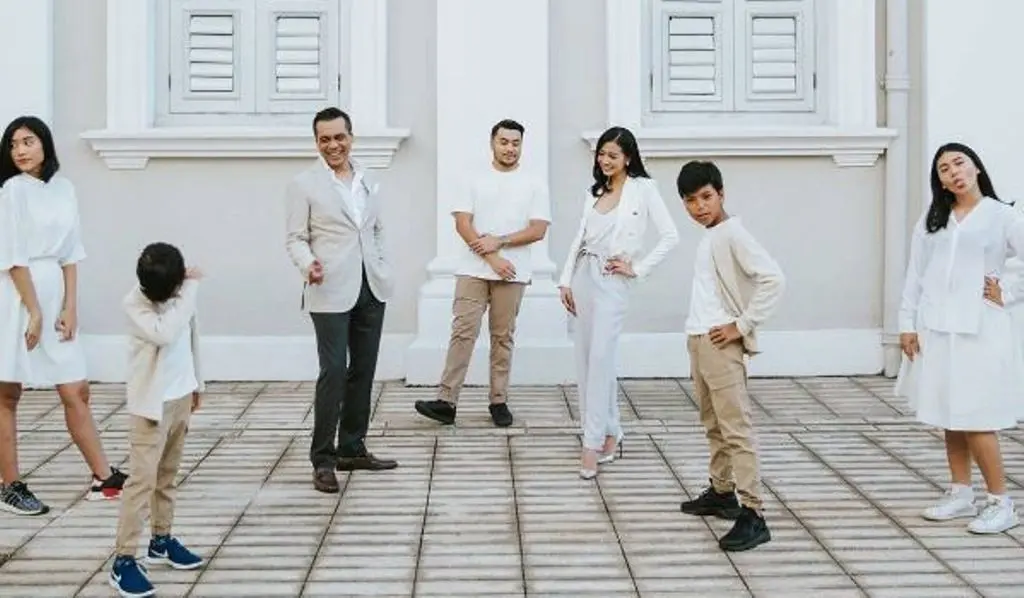 Istri baru Chico Hakim akrab dengan kelima anak tirinya (Foto: Instagram)