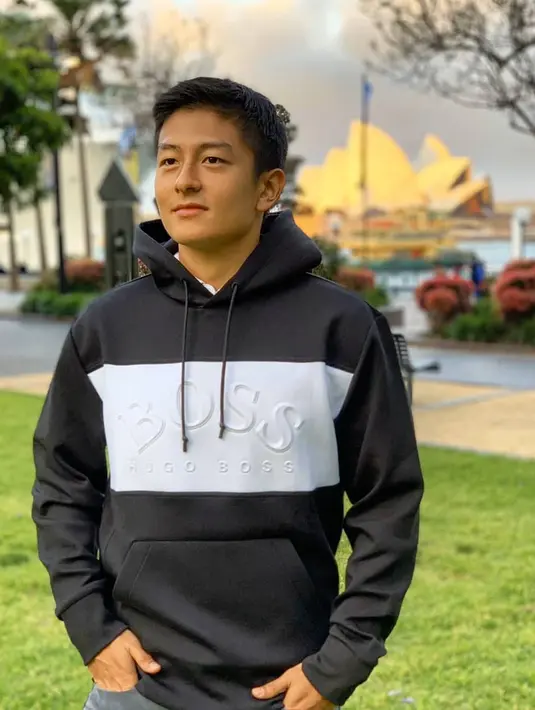 Dibalut outfit kasual, Rio Haryanto tampil ganteng dengan hoodie abu-abu. [Foto: Instagram/rharyantoracing]
