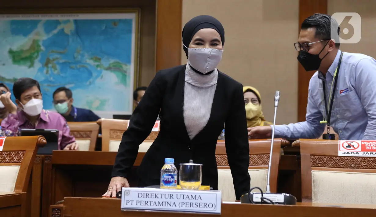 Dirut Pertamina Nicke Widyawati bersiap mengikuti rapat dengar pendapat dengan Komisi VII DPR di Kompleks Parlemen, Senayan, Jakarta, Selasa (29/3/2022).  RDP itu membahas dampak kenaikah harga minyak mentah dunia terhadap harga dan penyaluran BBM di dalam negeri. (Liputan6.com/Angga Yuniar)