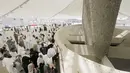 Suasana jemaah haji melempar jumrah di Mina, dekat kota suci Makkah, Arab Saudi (11/8/2019). Batu-batu yang dilemparkan diambil dari hamparan Muzdalifah. (AP Photo/Amr Nabil)