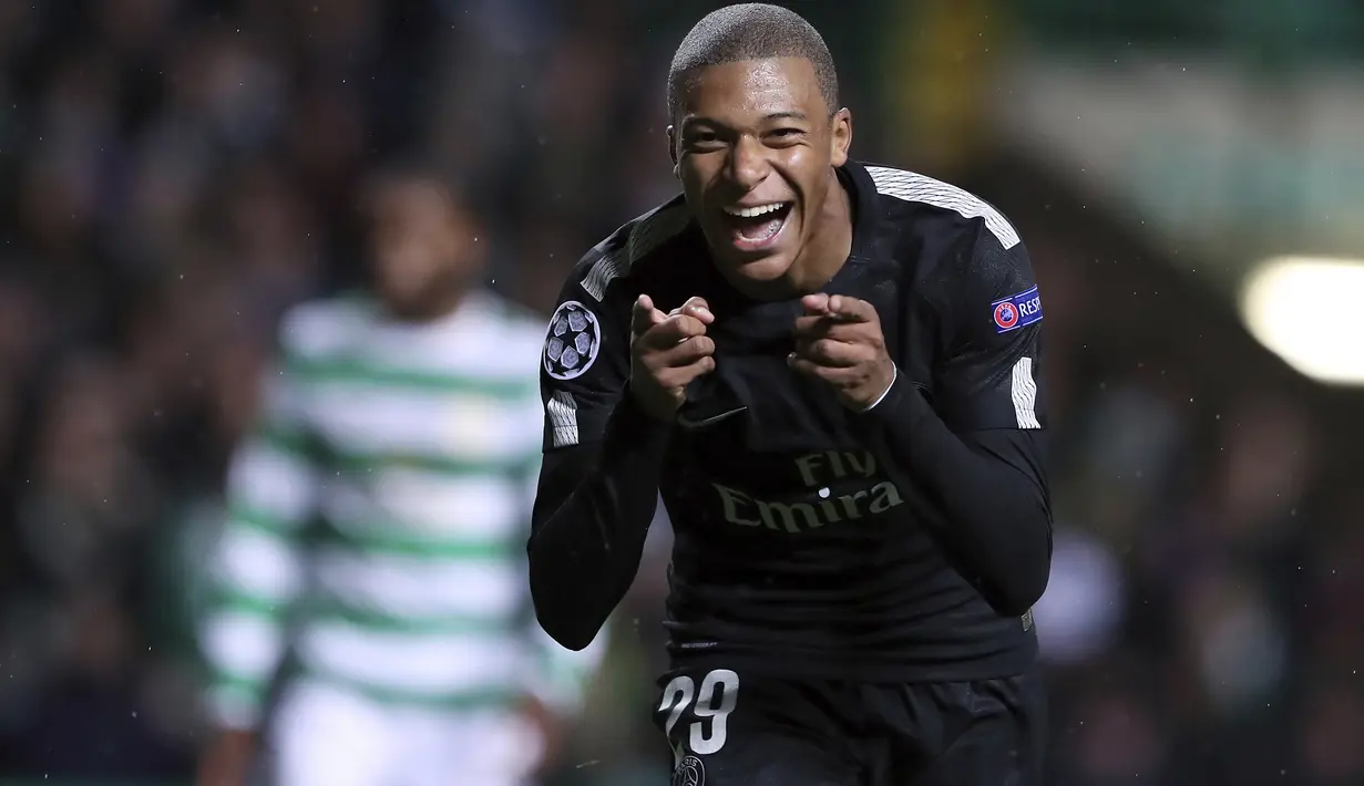 Gaya selebrasi pemain PSG, Kylian Mbappe usai mencetak gol ke gawang Celtic pada laga grup B Liga Champions di Celtic Park stadium, Glasgow (12/9/2017). PSG menang 5-0. (AP/Scott Heppell)