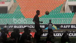 Pemain Thailand saat meengikuti instruksi pelatih pada sesi uji coba lapangan jelang leg pertama Final Piala AFF 2016  di Stadion Pakansari, Bogor (13/12/2016).  (Bola.com/Nicklas Hanoatubun)
