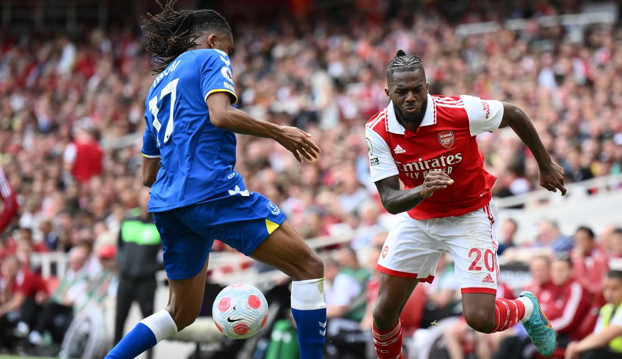 Nuno Tavares. Bek kiri berusia 22 tahun ini baru semusim memperkuat Arsenal usai didatangkan dari Benfica pada awal musim 2021/2022 lalu dengan nilai transfer sebesar 8 juta euro. Hingga kini ia telah tampil dalam 27 laga di semua ajang dengan torehan 1 gol dan 2 assist. (AFP/Daniel Leal)