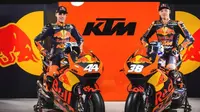 Dua pebalap Red Bull KTM untuk MotoGP 2017, Pol Espargaro (kiri) dan Bradley Smith. (Bola.com/Twitter/RBContentPool)