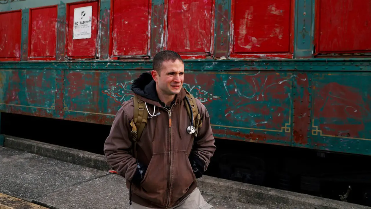 Brett Feldman, asisten dokter yang bergabung dalam program Street Medicine (Foto: Matt Slocum/Associated Press).