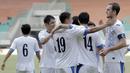 Pemain Uzbekistan merayakan gol yang dicetak oleh Amonov Azizbek ke gawang Bahrain pada laga PSSI Anniversary Cup 2018 di Stadion Pakansari, Senin (30/4/2018). Babak pertama  Uzbekistan 1-1 dengan Bahrain. (Bola.com/M Iqbal Ichsan)