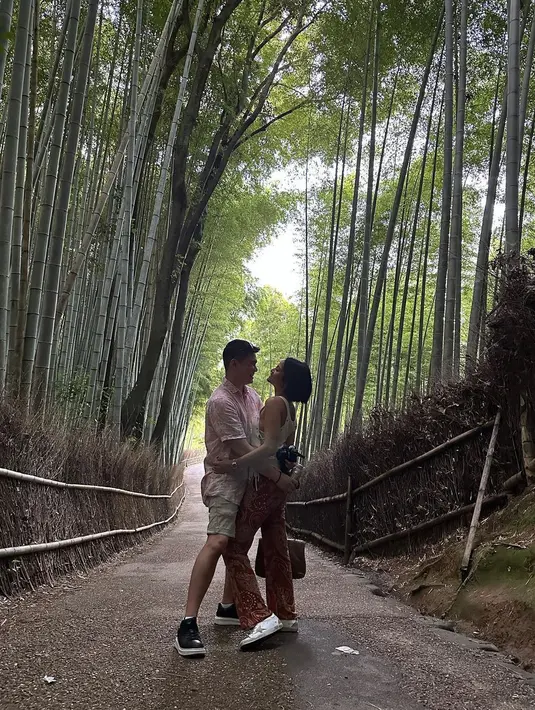 Yang tidak kalah mencuri perhatian juga potret bersama sang suami, Vicky Kharisma. Pasangan yang menika pada 2014 silam dan telah dikaruniai seorang anak itu  tampak romantis.  Bahkan, hingga disebut seperti foto prewedding. [Instagram/septriasaacha]