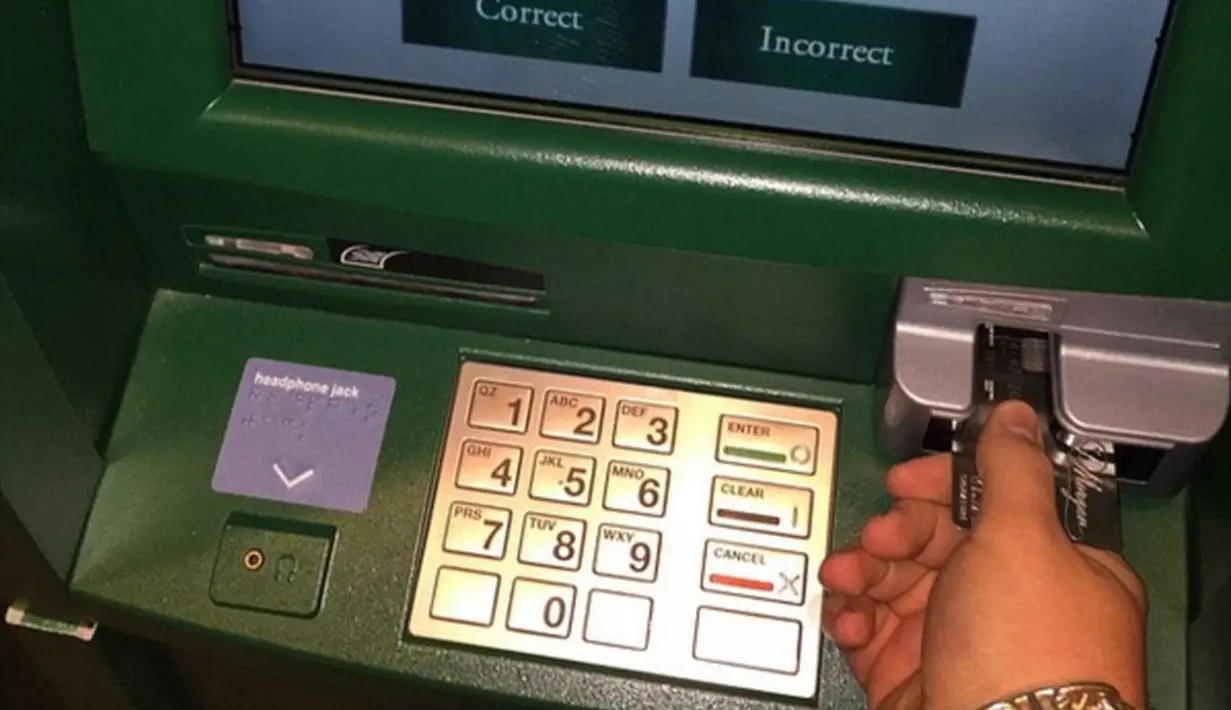 Tak seperti kalian, anak orang kaya takkan cukup mengambil uang Rp 50.000 dari ATM. Sekali tarik, mereka bisa mengambil uang hingga puluhan juta!