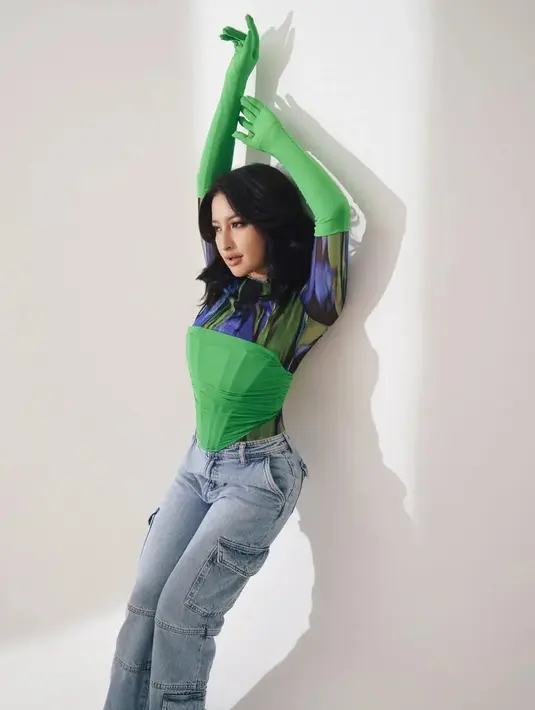 Jennifer Coppen nampak kenakan sheer long sleeve biru hijau dengan corset dan glove hijau neon [@jennifercoppen]